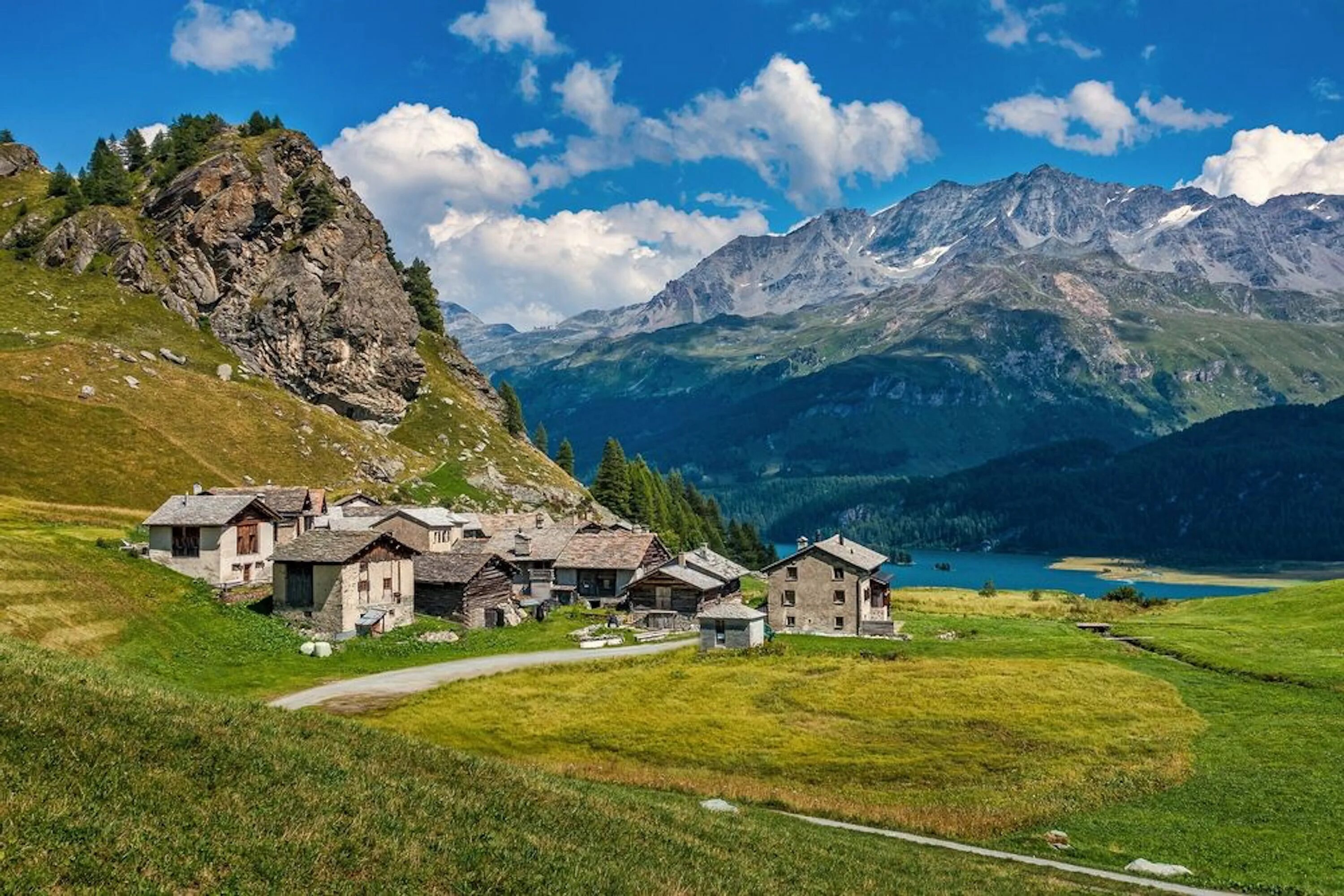 Das schweiz. Деревня в Швейцарии. Деревня в горах. Домик в Альпах. Деревня в Альпах.