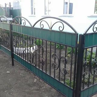 Палисадник перед домом металлические