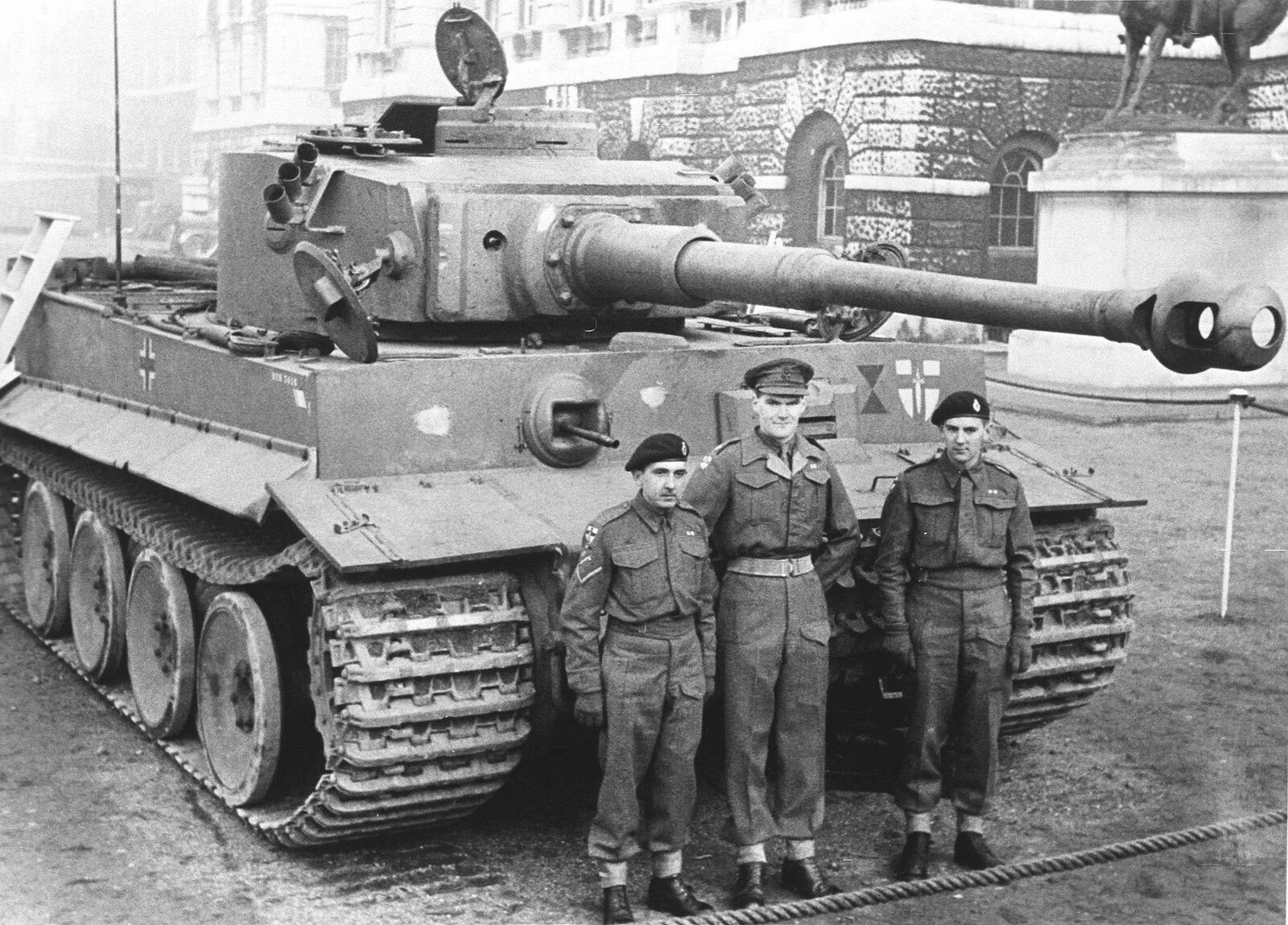 История немецких танков. Panzerkampfwagen vi Ausf. H1, «тигр». PZKPFW vi Ausf.h1 "тигр". Немецкий танк тигр 1. Тигр танк 1941.