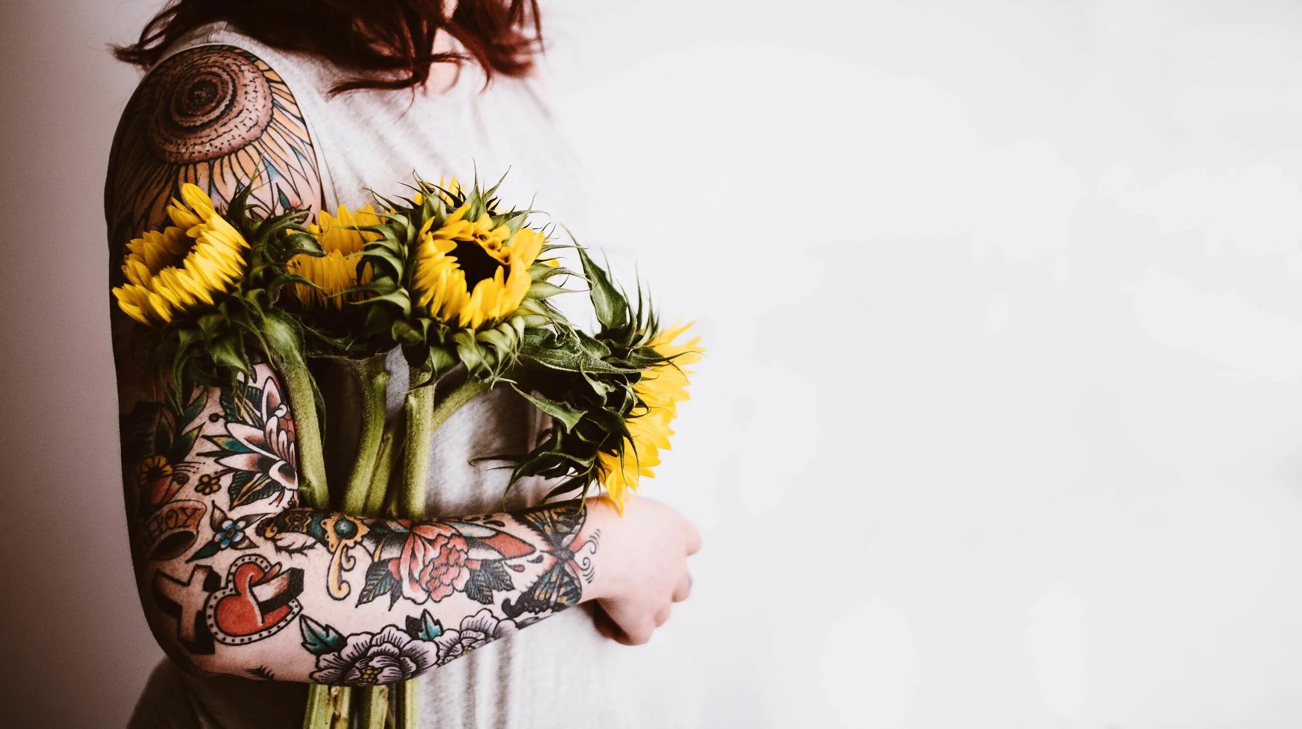 Всемирный день татуировки. Annie Spratt. Annie Spratt фотограф. Photo by Annie Spratt on Unsplash. Symbols of change and growth Tattoos.