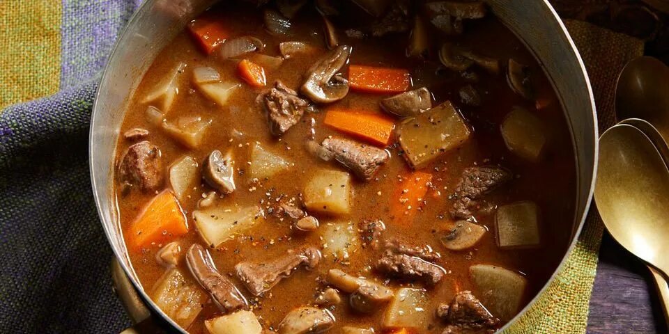 Репа тушеная с овощами. Рагу с репой. рагу с репой говядиной и грибами. жаркое с говядиной и грибами. репа с мясом.
