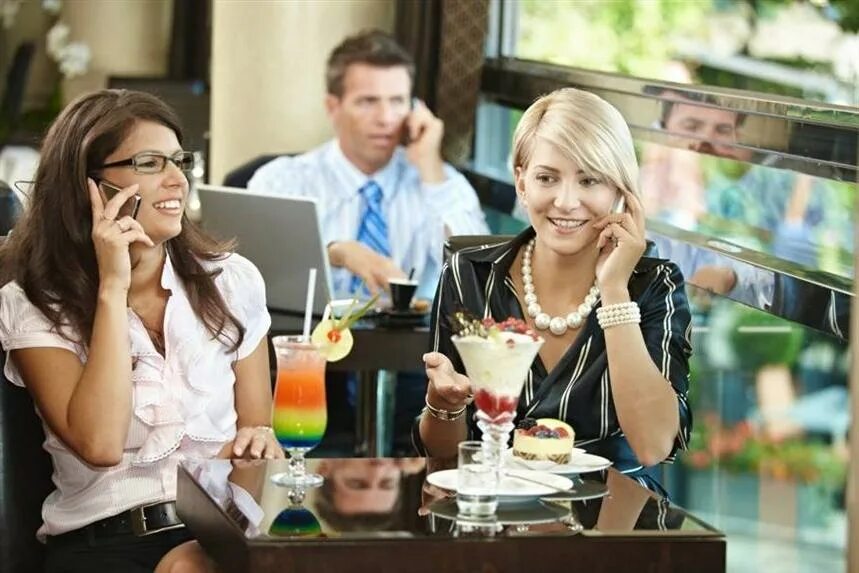 Разговор в кафе. Девушки беседуют в кофейне. Человек сидит в телефоне в кафе. Встреча девочек в кафе.