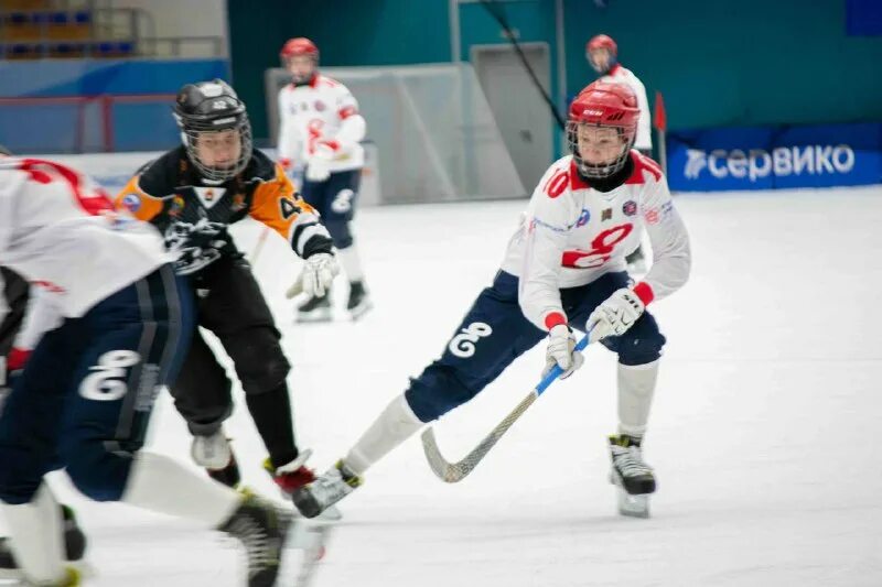 Хоккей с мячом енисей поле. 01. Уральский трубник мурман. Кузбасс енисей хоккей с мячом 2023. Кузбасс енисей хоккей с мячом 2023.