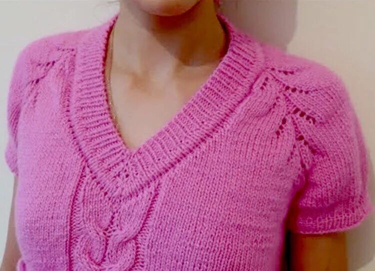 V образный вырез резинкой 2х2. V образная горловина. Горловина v образную видео. Горловина v образную видео. V образный вырез горловины спицами резинка 1х1.