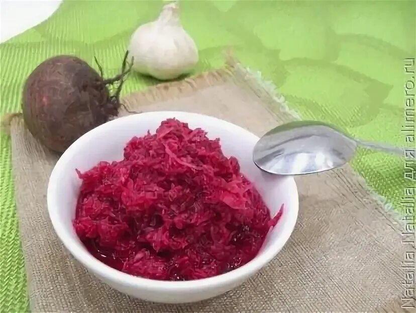 Человек закусывает острое сахаром. Хреновина со свеклой рецепт приготовления классический. Хрен со свеклой. Хреновина со свеклой рецепт приготовления классический. Соус из хрена и свеклы.
