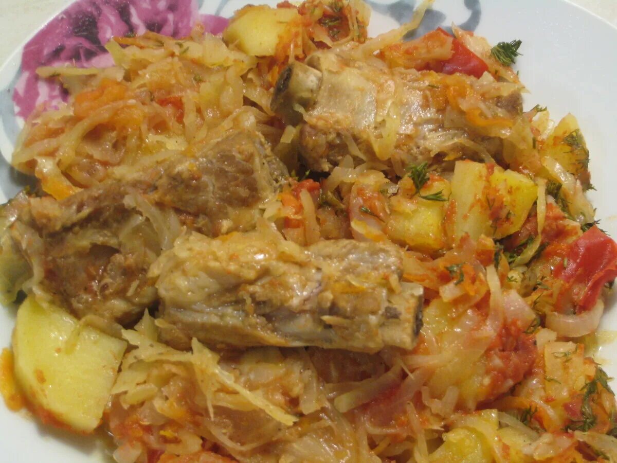 Тушеная капуста с мясом на сковороде свинины. Капуста с ребрышками тушеная. Картошка с капустой. Свинина с картошкой и капустой. Свиные ребрышки с капустой.