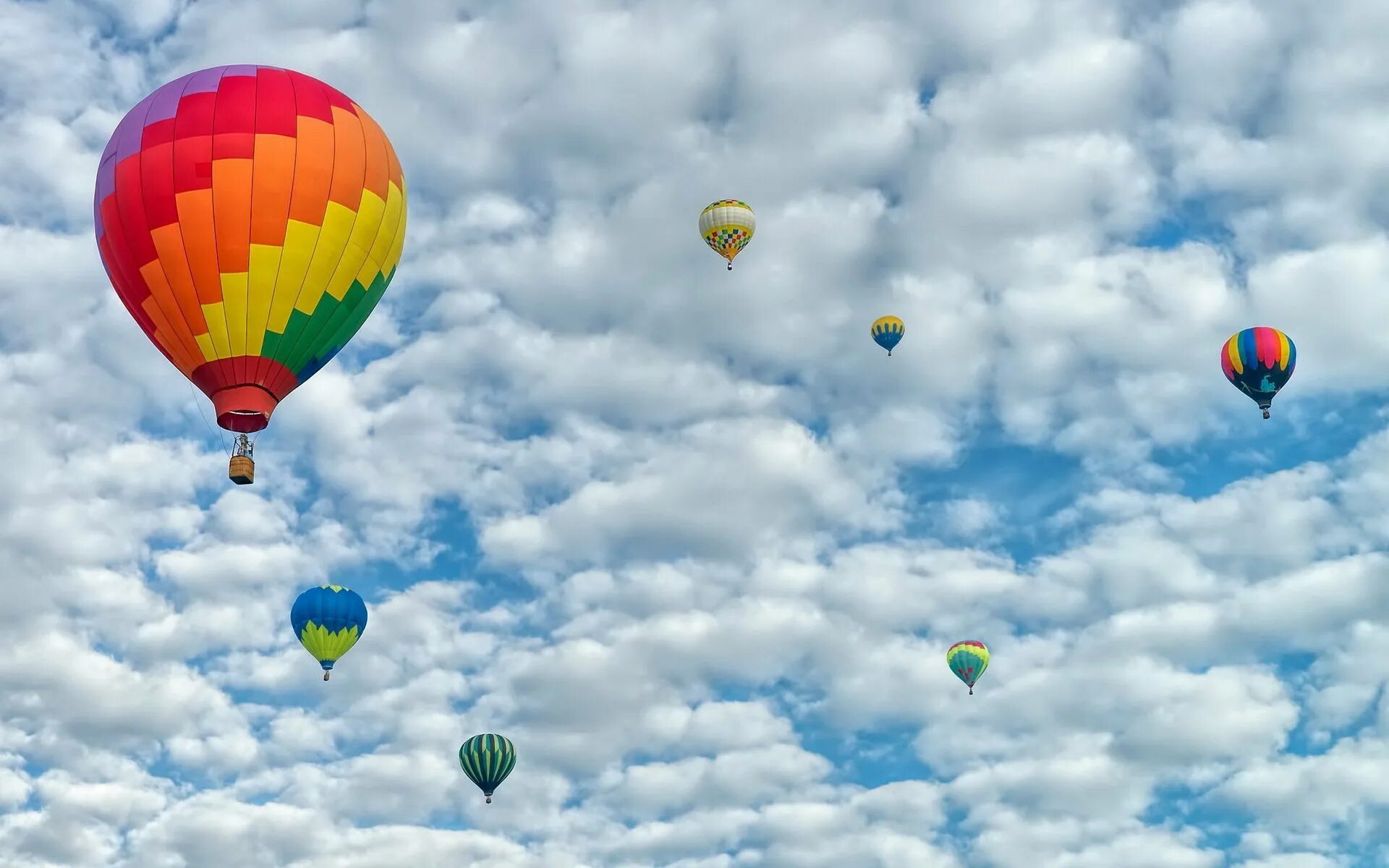 Flying balloon. Воздушный шар. Шары в небе. Разноцветные воздушные шары в небе. Улетающий воздушный шар.