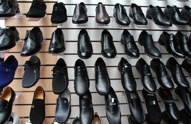 Обувной магазин на рынке. Тяк москва кроссовки. Детские вещи южные ворота. Обувь на рынке южные ворота в москве. Обувной магазин на рынке.