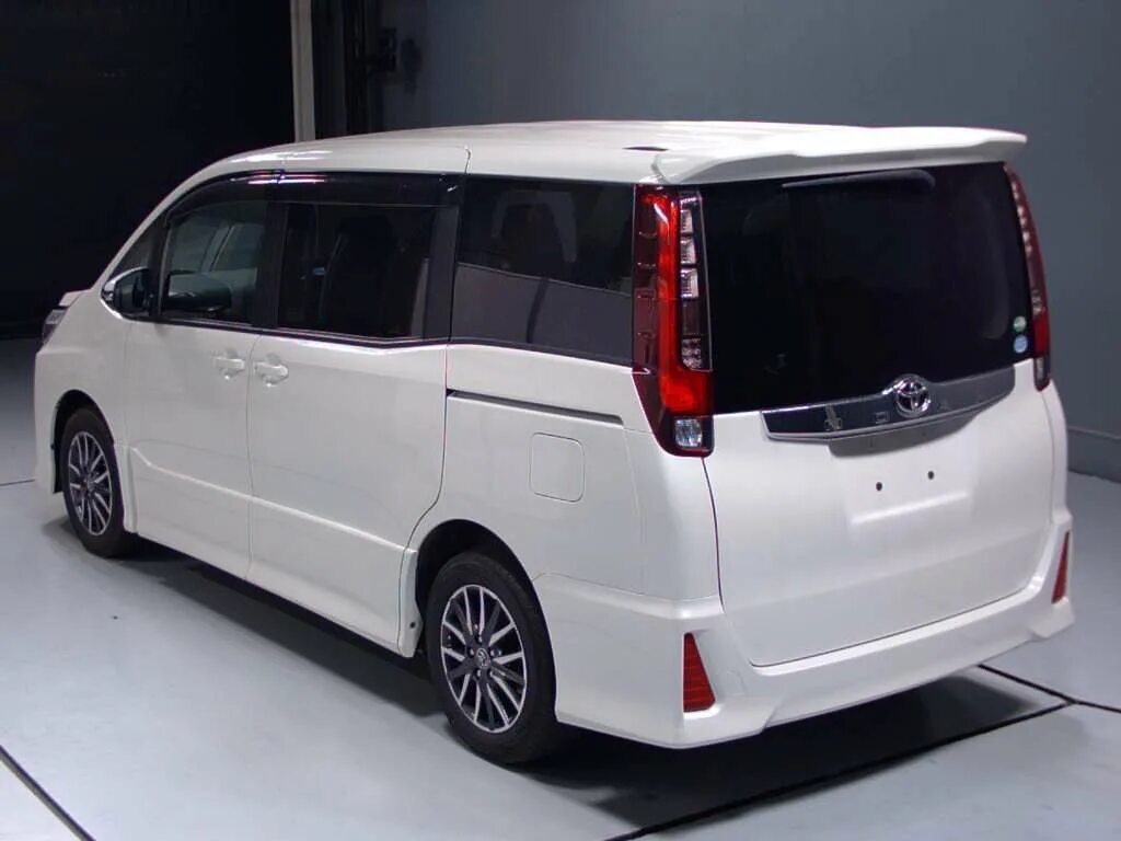 Тойота микроавтобус москва. Минивэн Тойота 7. Тойота 7 местный минивэн. Toyota Noah 7 мест. Тойота праворульная минивэн Ноах.