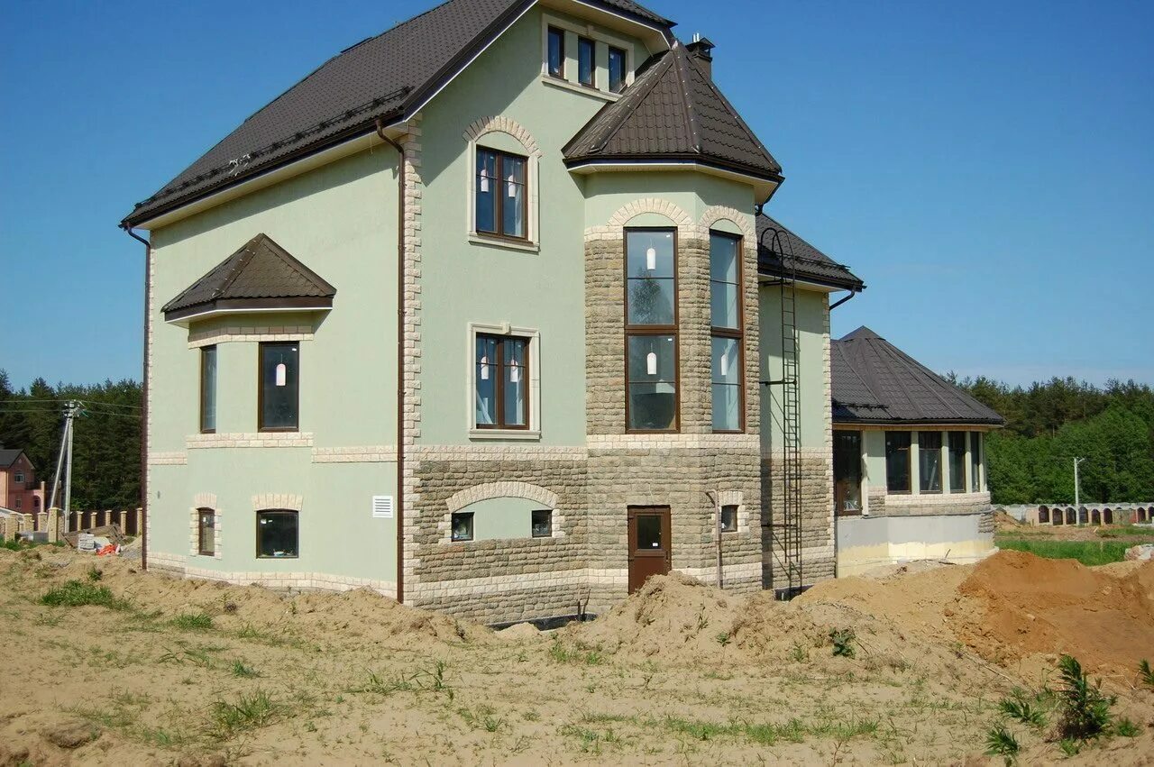 отделка фасада штукатуркой. штукатурка дома из газобетона снаружи. фасады домов из газобетона штукатуркой. цвета фасадов домов оштукатуренных. отделка газобетона снаружи.