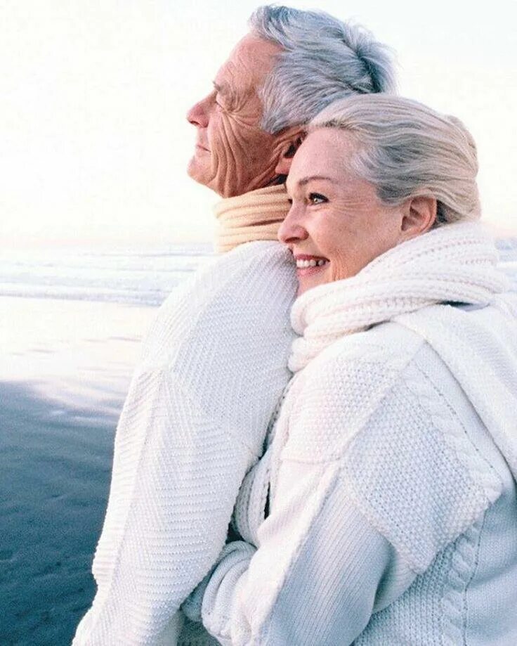 Пожилые мужчина и женщина. Красивые пожилые пары. Пожилые влюбленные пары. Объятия пожилых.