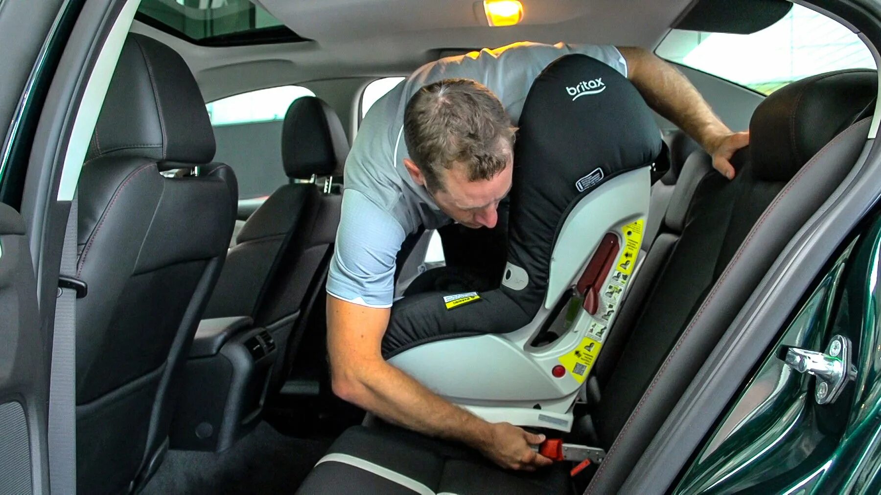 Как заказать такси с детским креслом. Isofix Форд Куга. Кресло изофикс. Детское кресло в такси. Такси с детским креслом.