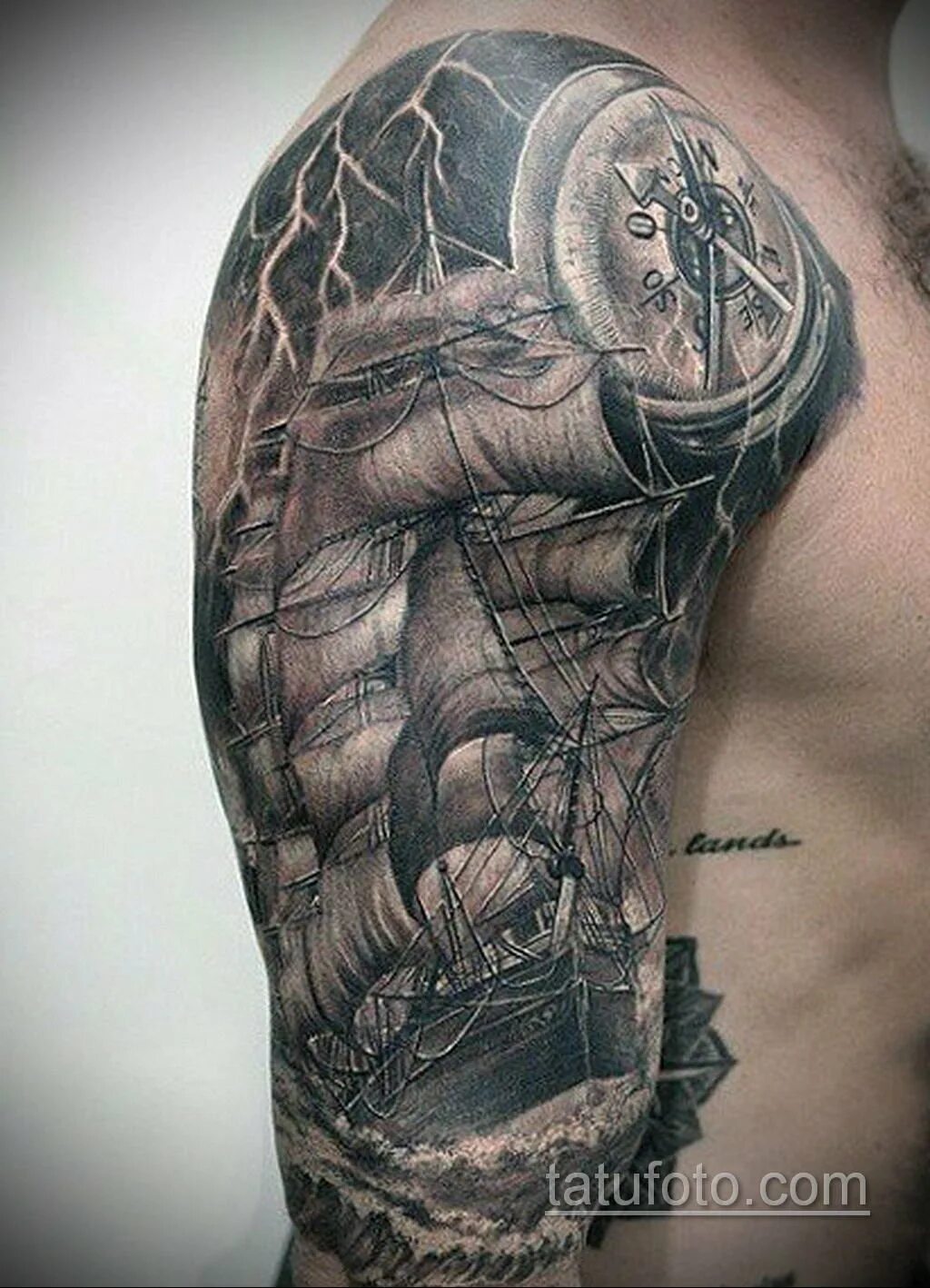 тату лев. тату на плече. красивые татуировки для мужчин. тату мужские на плечо лучшие. татуировка на плече для мужчин со смыслом.