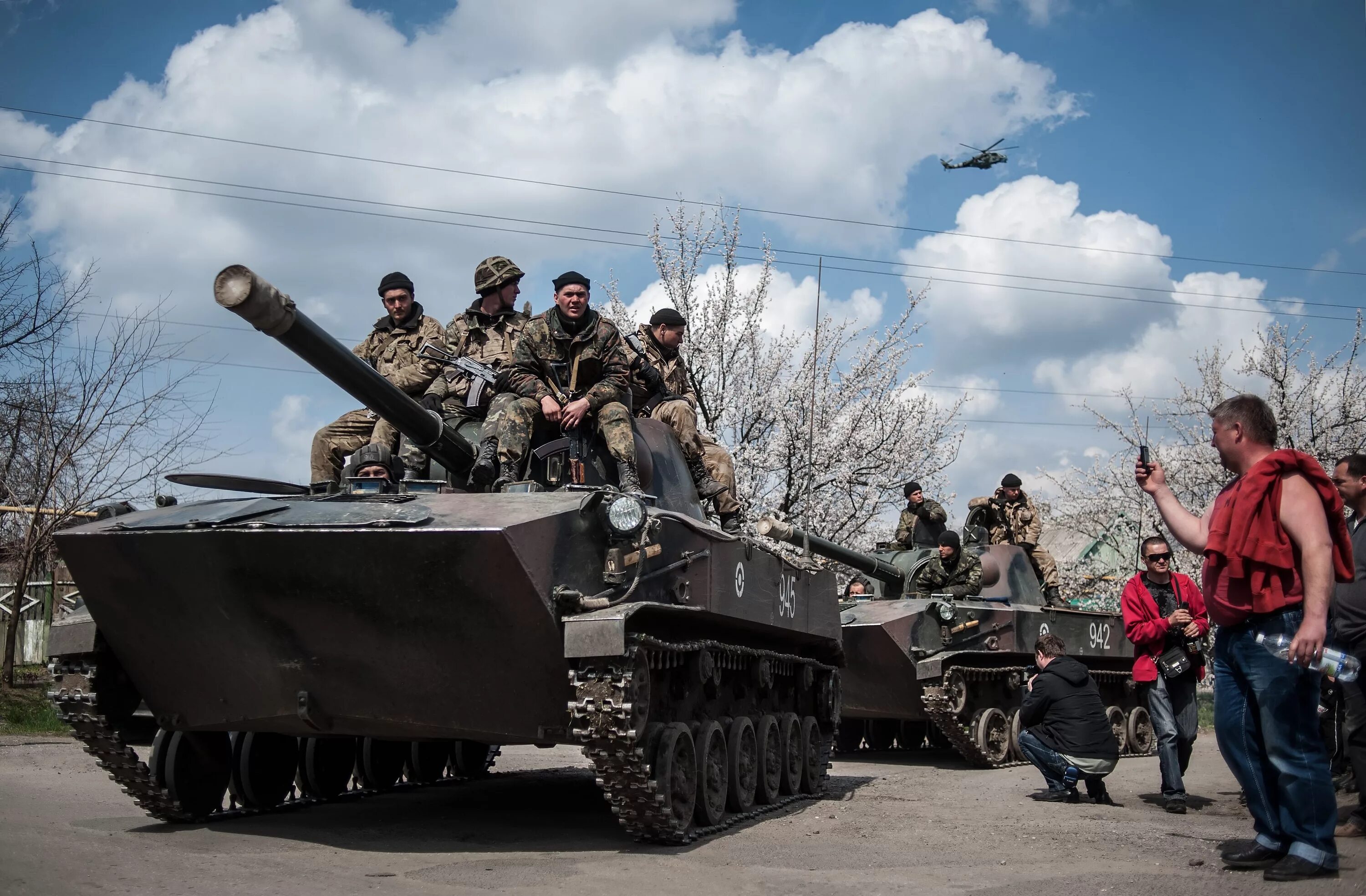 Украинские военные. Танки в Славянске 2014. Военный конфликт в 2014.