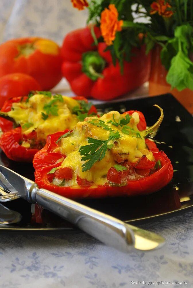 Перец с курицей и сыром. Фаршированные перцы ПП. Перец фаршированный куриной грудкой. Перец фаршированный подача. Перец в духовке.