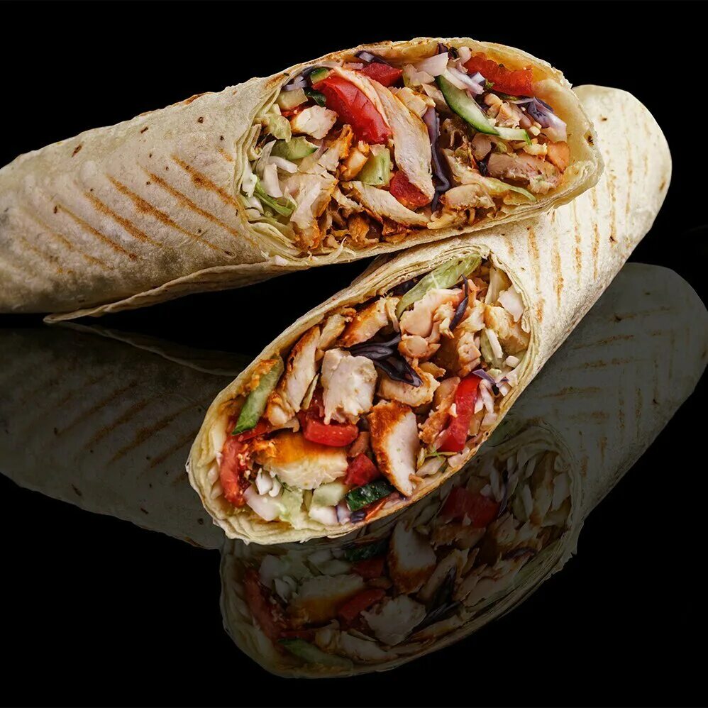 шаурма двойная. шаурма. шаверма стрит фуд. цезарь чикен ролл. сэндвич ролл цезарь.