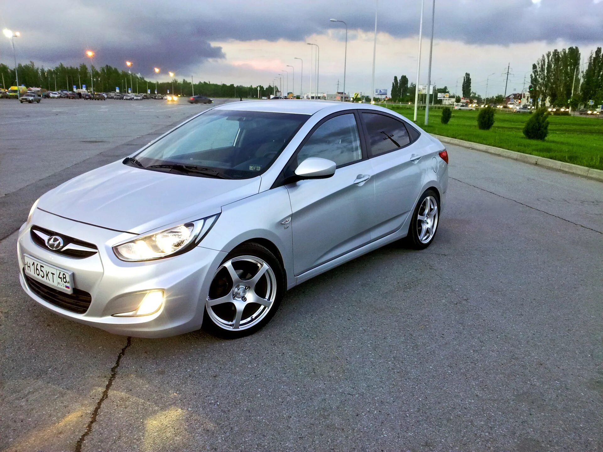 Делай хендай солярис. Hyundai Solaris r17. Hyundai Solaris 17. Hyundai Solaris на 17 дисках. Hyundai Solaris r19.