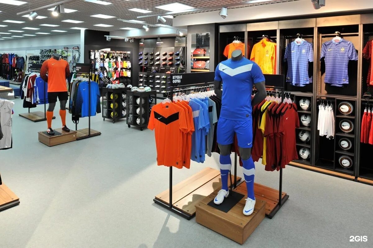 магазин спорттоваров. магазин спорткульт. магазин спортивной одежды. спортивные магазины в москве logo. выкладка спортивного магазина.