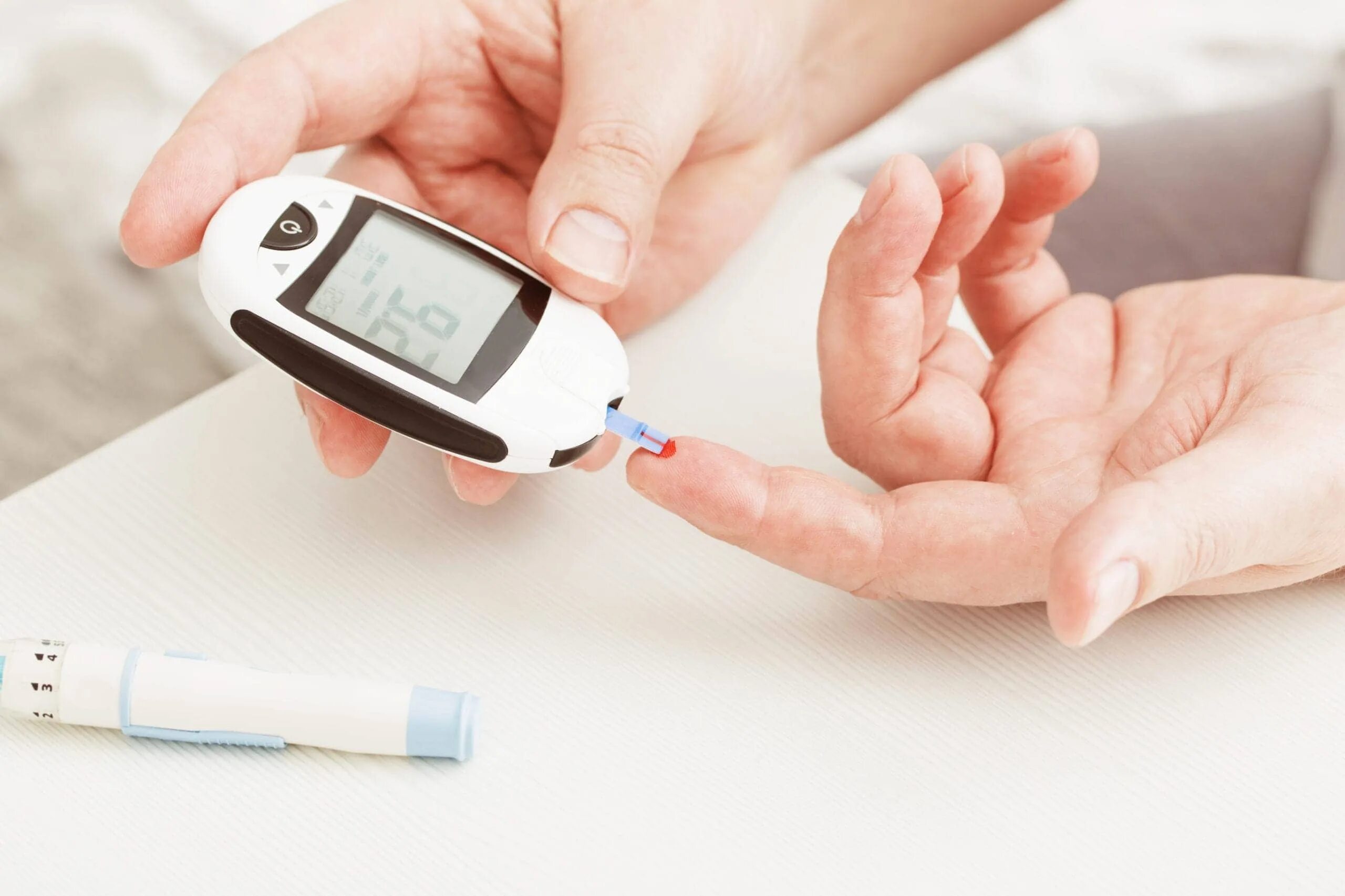 Тест особенности сахарного диабета. Диабет. Diabetes Care. Измеритель сахара в крови высокий уровень сахара. Сахарный диабет глюкометр.
