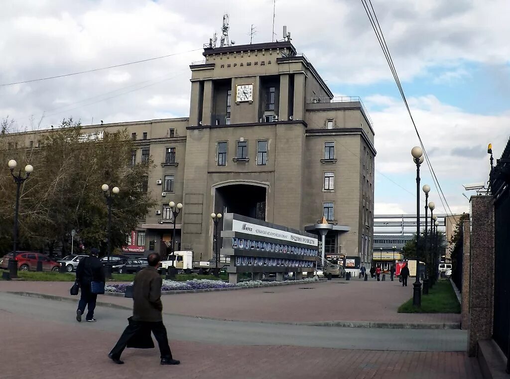 Школы чмз челябинск. Заводоуправление ЧМК Челябинск. ЧМЗ Челябинск район. Металлургический район Челябинска завод ЧМК. Проходная заводоуправление ЧМК.