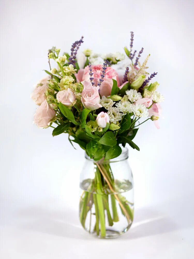 букет для девочки из цветов. букет 3 розы с альстромерией. небольшие букеты. бюджетные букеты. стильные весенние букеты.