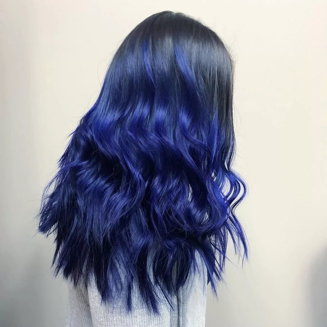Темно синий цвет волос. Темные волосы с голубым оттенком. Синяя краска на темные волосы. Синий оттенок волос на темных волосах. Голубое мелирование волос.