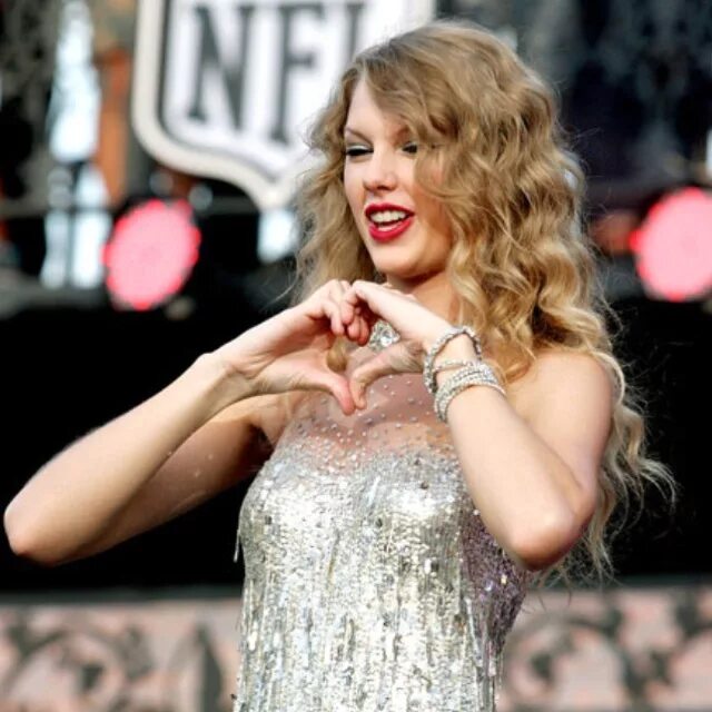 I heart taylor swift. Тейлор свифт руки. тейлор свифт сердечко. taylor swift live. taylor swift new orlean.