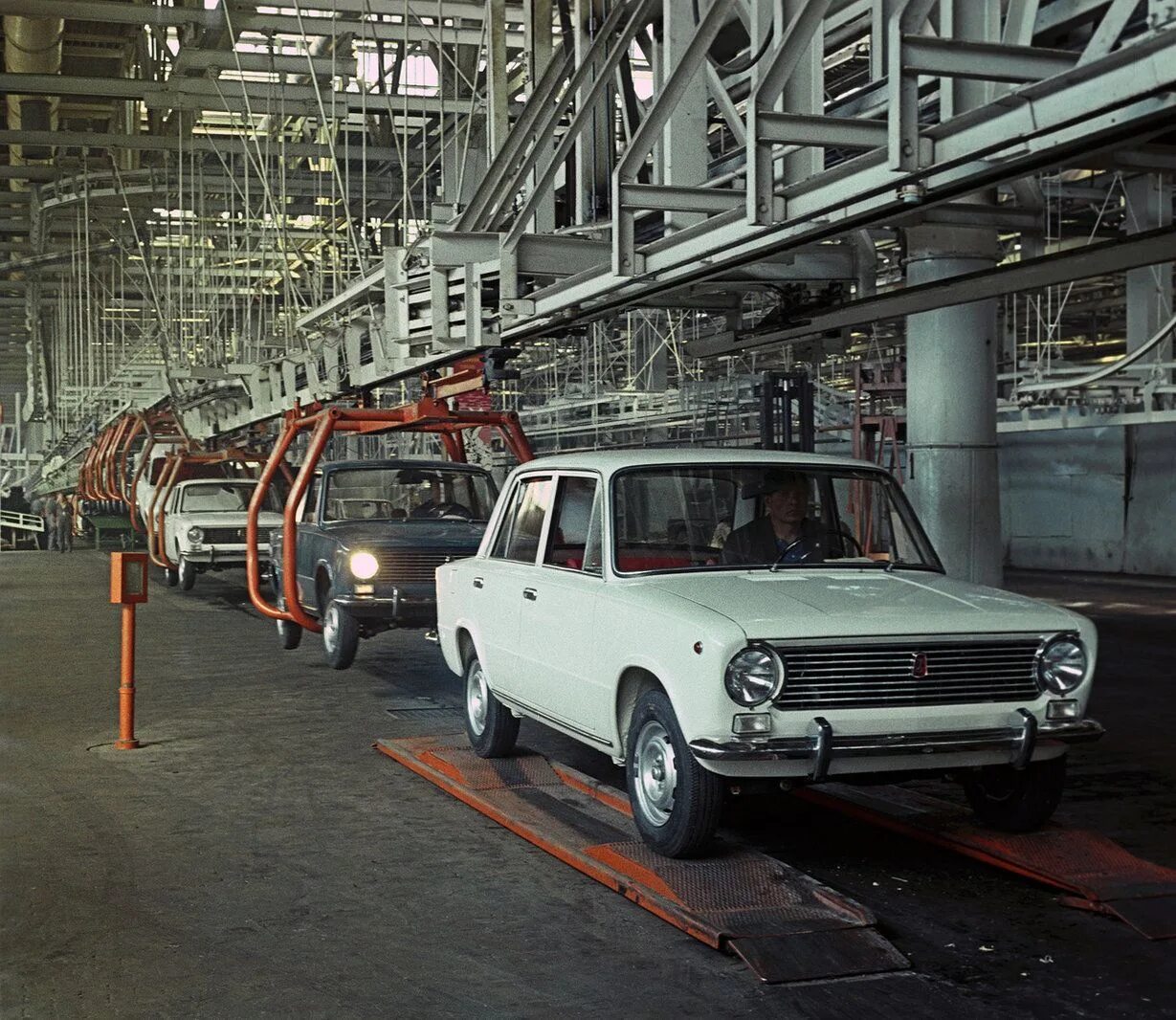 Первый автомобильный завод в ссср. ВАЗ 2101 на конвейере. ВАЗ 2101 Жигули с завода. Волжский автозавод ВАЗ-2101. Волжский автомобильный завод в Тольятти 1966.
