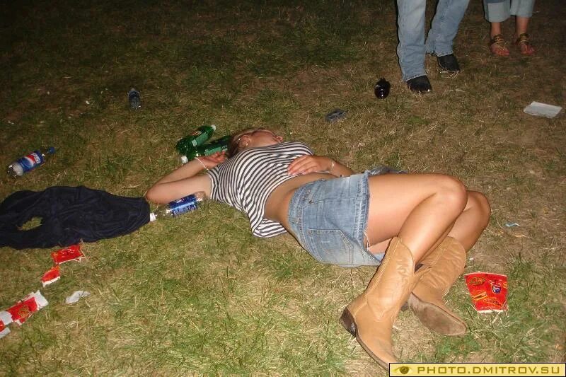 Веселые пьяные девчонки. Девушки над пьяными девушками. Девушки над пьяными девушками. Развлечения пьяных девочек. Девушки над пьяными девушками.