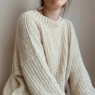 Женский свитер оверсайз вязаный спицами.