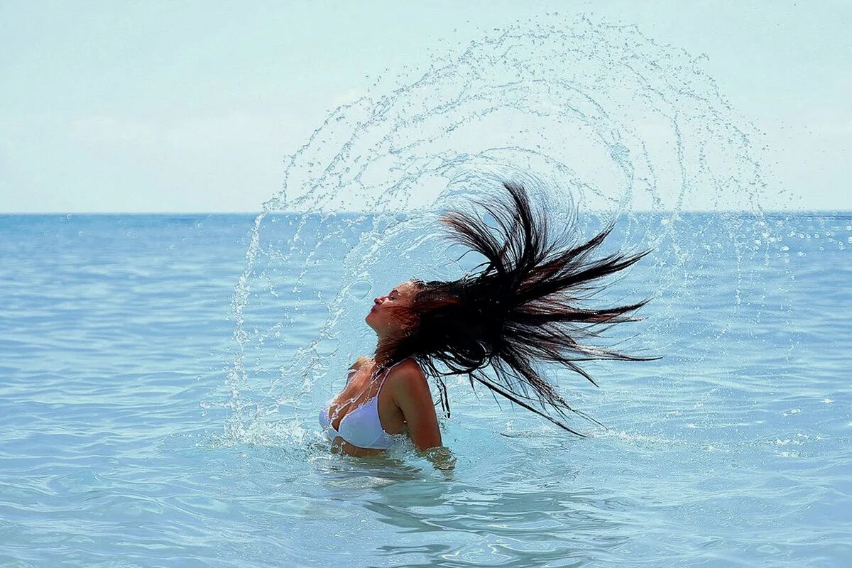 Они вышли из моря. Художник сюрреалист джим уоррен. Посейдон мифология древней греции. Девочка на море. Девушка в волнах.