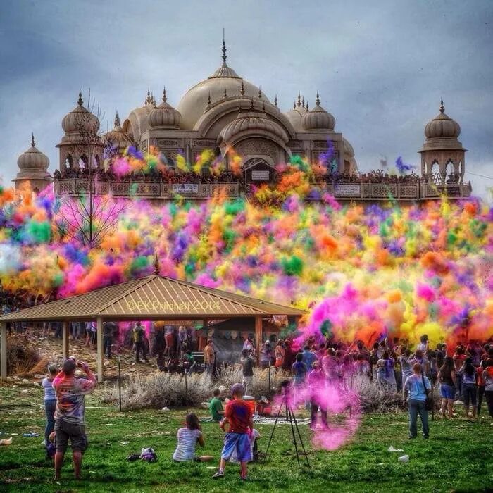 Фестиваль красок Холи в Индии. Праздник красок Холи в Индии. Фестиваль цвета Индия Холи. Холи — Индуистский фестиваль весны. Фестиваль холе