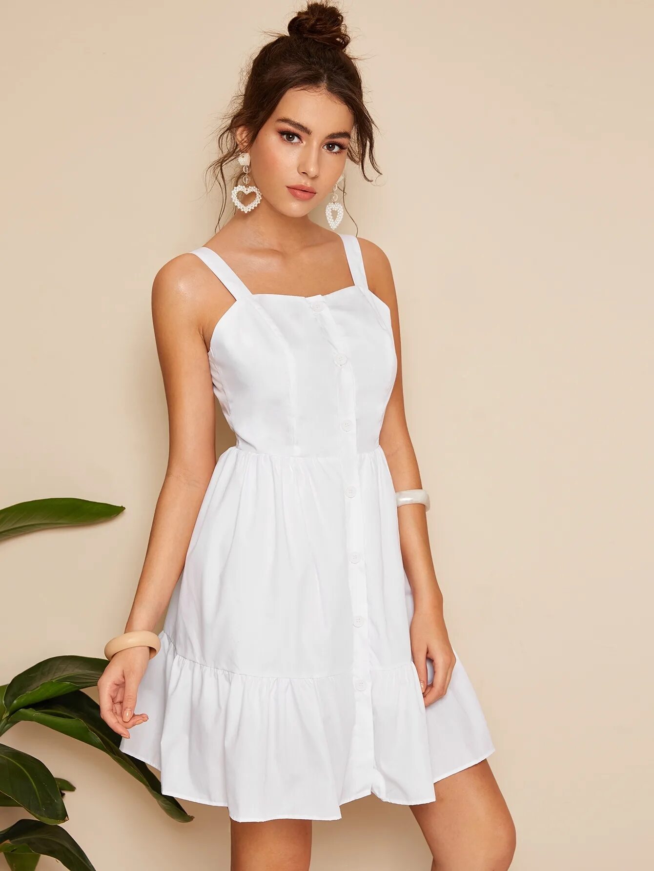 Легкие короткие платья. Платье белое Шеин. Белое летнее платье. Белое платье короткое летнее. Белое короткое платье на лямках.