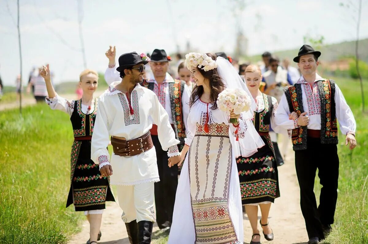 Как выглядит молдаван. Молдаване национальный костюм. Национальный свадебный наряд Молдавии. Национальный костюм региона Липтов Словакия. Румыны и молдаване.