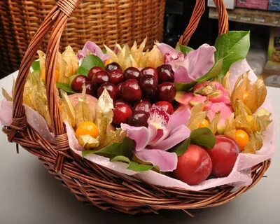 Красивая фруктовая корзина