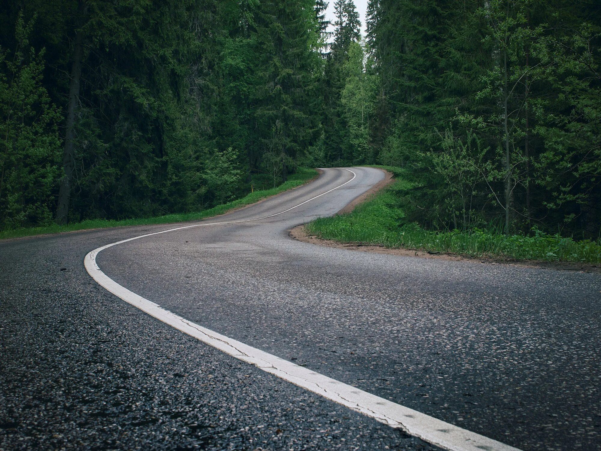 Машина во льду. Машина на обрыве. Крутой поворот обманчивый лед. Крутой поворот обманчивый лед. Поворот дороги.