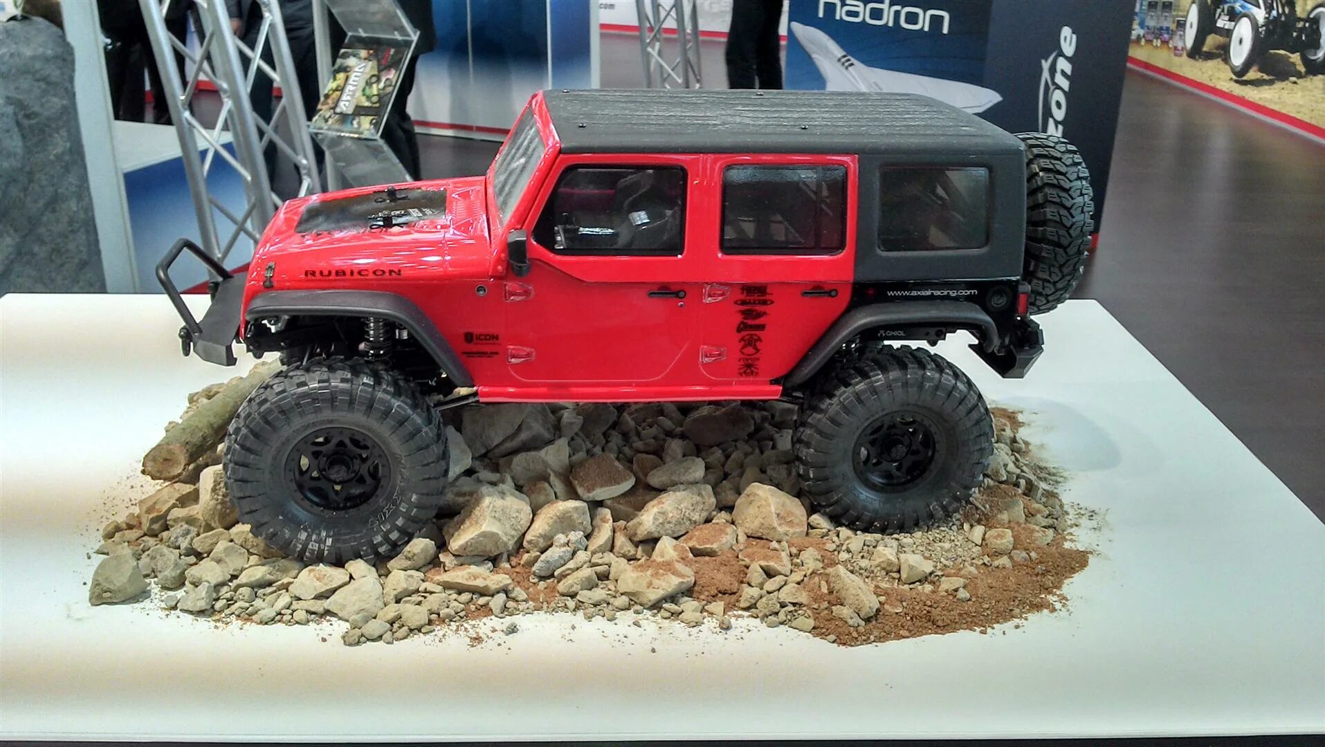 Рубикон 1. RC Jeep Wrangler Rubicon. Jeep Wrangler RC 1 10. Axial scx10 коробка. Jeep Wrangler Rubicon 2000 моделька.