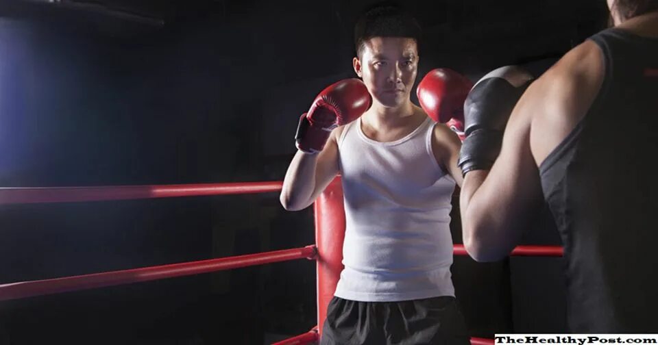 Боксер зарабатывающий кулаками на жизнь. Бокс в Китае. Боксеры на ринге профессиональное фото. Сколько получают боксеры.
