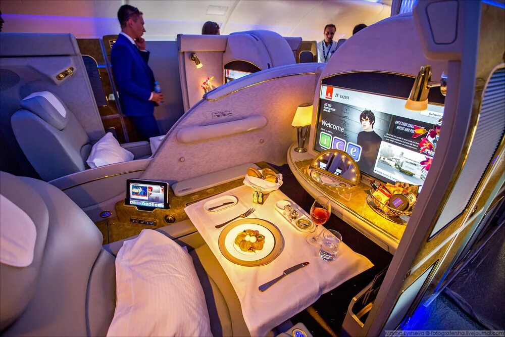 Бизнес зал в самолете. Qatar a330 business. Бизнес зал в самолете. Gulfstream g450 салон. Boeing 787-8 dreamliner business jet.