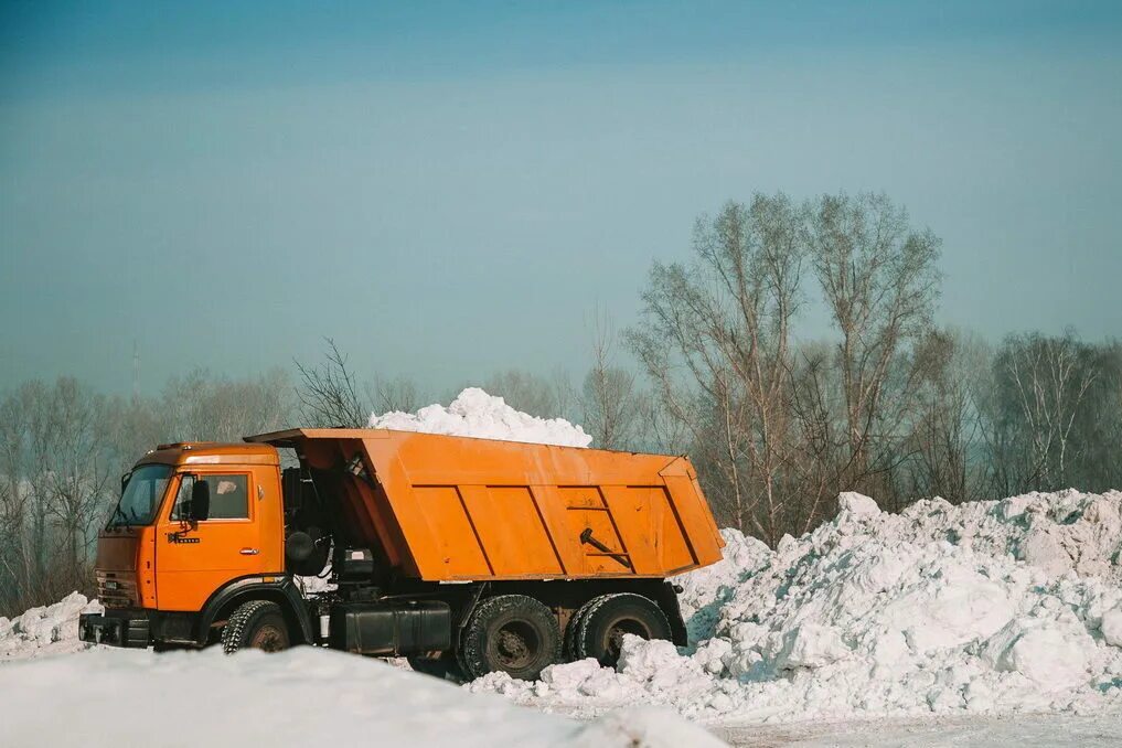 Вывоз снега КАМАЗ 65115. КАМАЗ 65115 уборка снега. КАМАЗ 55111 В карьере. КАМАЗ 55111 снег.