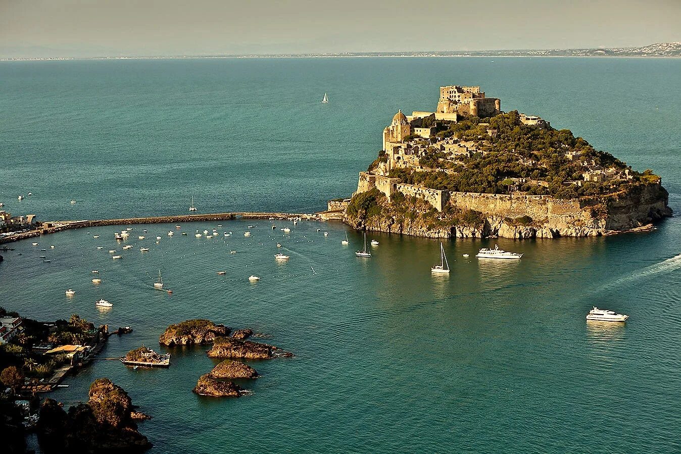 Большой итальянский остров. Замок на острове Искья. Арагонский замок Искья. Арагонский замок остров Искья Италия. Неаполь остров Искья.