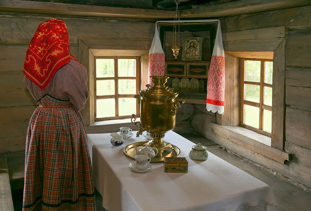 Марийцы красный угол в избе. Священное место в избе. Русская крестьянская изба красный угол. Главное место в избе. Интерьер крестьянской избы.