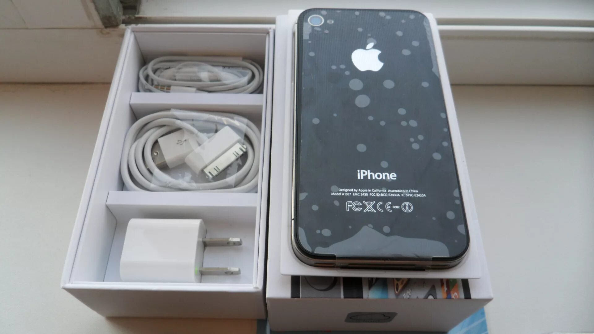 Айфон в заводских пленках. Заводская пленка на айфоне. Iphone 12 Mini в заводской пленке.