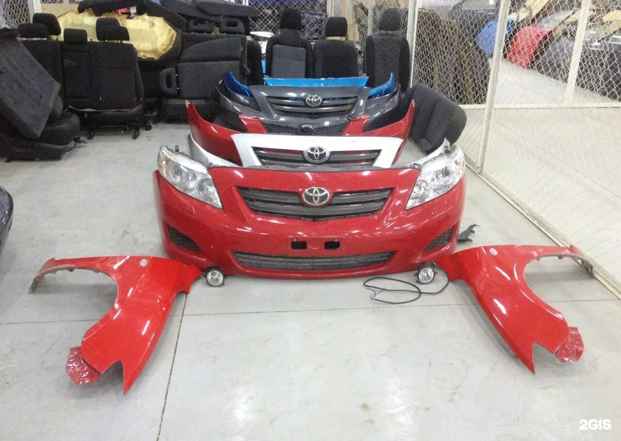 Запасные части для автомобиля. Разобранная машина. Toyota genuine parts. Автомобильные детали. Запчасти на машине тойота.