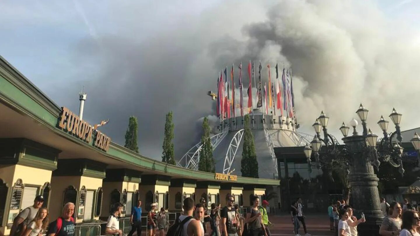 Сгорел парк. Europa-Park в Германии Freiburg. Пожар в парке развлечений Германия. Пожар в Диснейленде. Европа парк огонь.