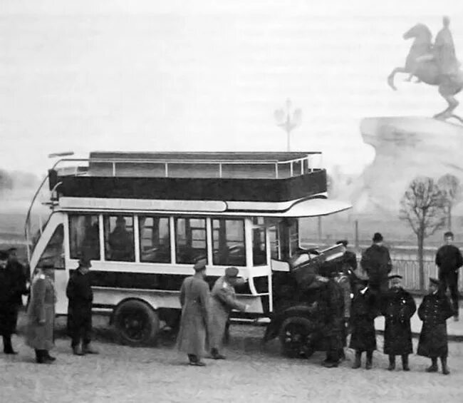 Автобус на Сенатской площади 1912. Омнибус 1910. Первый автобус в Москве 1907. Автобусы в Петербурге 1907 года. 1907 год первый автобус