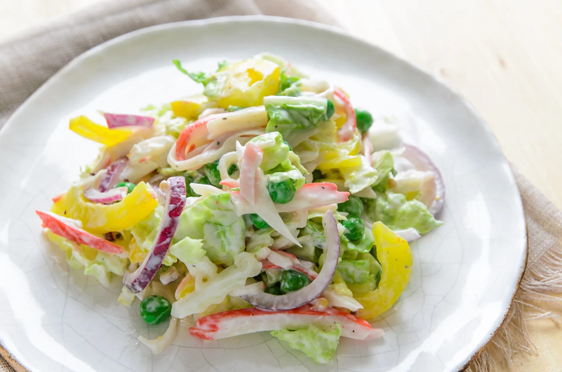 Салат с пекинской капустой курицей кукурузой огурцом. Салат с пекинской капустой и кукурузой и огурцом. Салат с крабовыми палочками и пекинской капустой. Салат с пекинской капустой и крабовыми палочками и огурцом. Пекинская капуста крабовые палочки кукуруза.