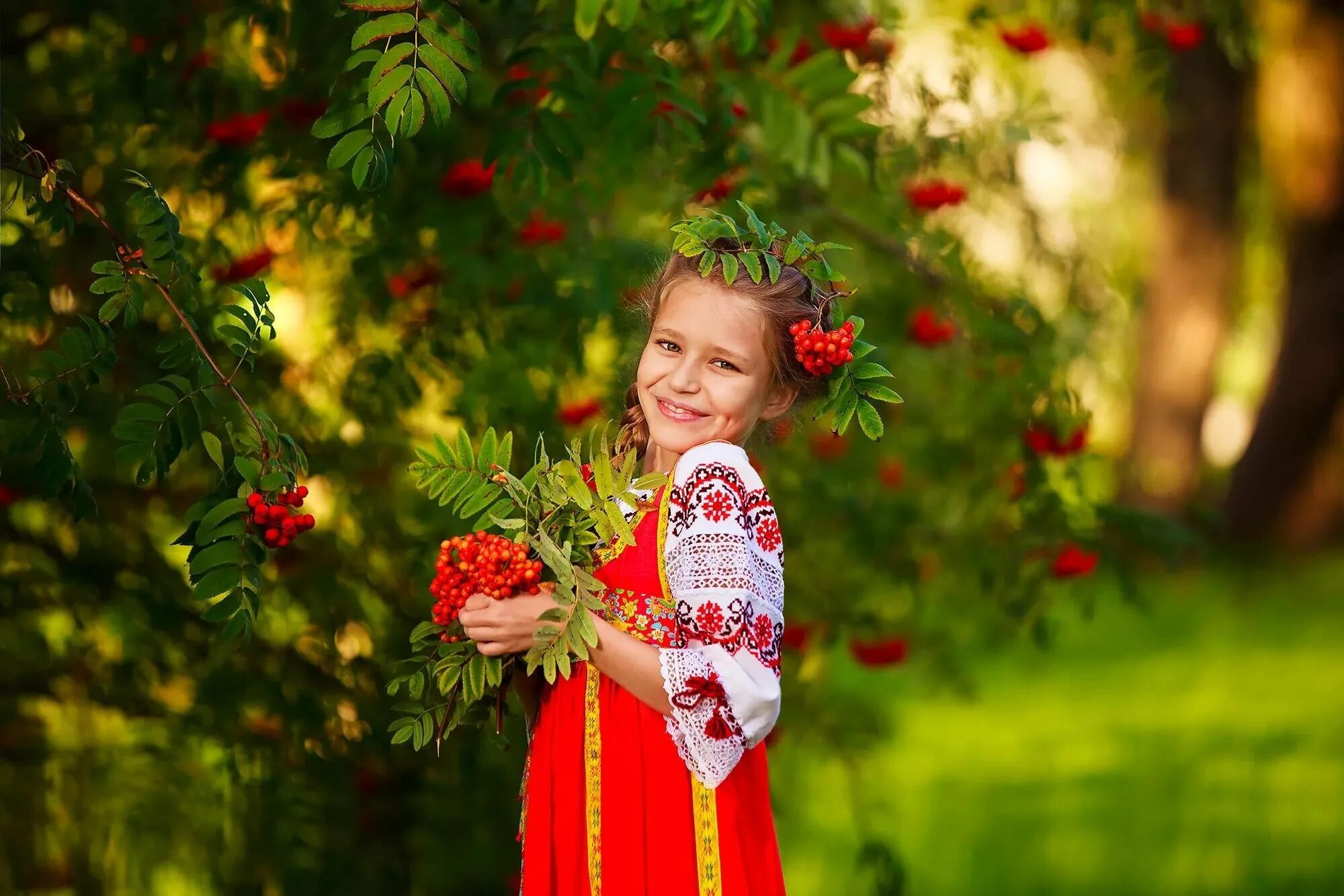 Фотосессия в русском народном стиле для детей. Девочка с рябиной. Девочка русский стиль. Детская фотосессия в народных костюмах. Russian дети