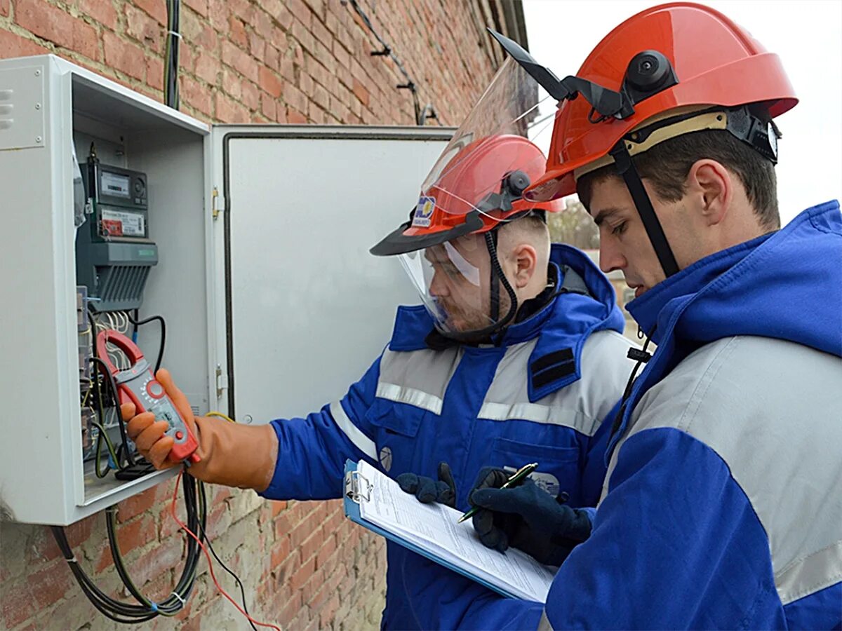 Электромонтажник вл, кл 0,4кв-10кв. Монтаж наружных электросетей. Электромонтер на столбе. Хищение электроэнергии. Электросети помощь.
