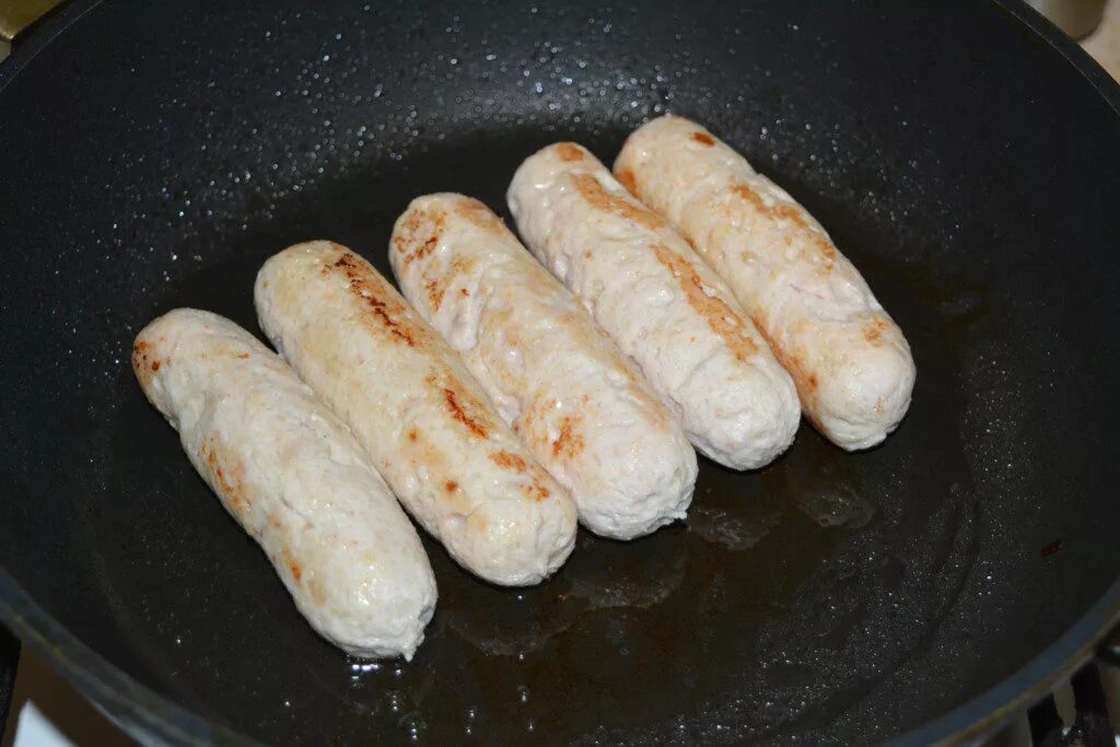 Домашние сосиски из курицы в пленке. Домашние сосиски. домашние куриные сосиски. домашние сосиски из курицы. домашние сосиски в духовке.